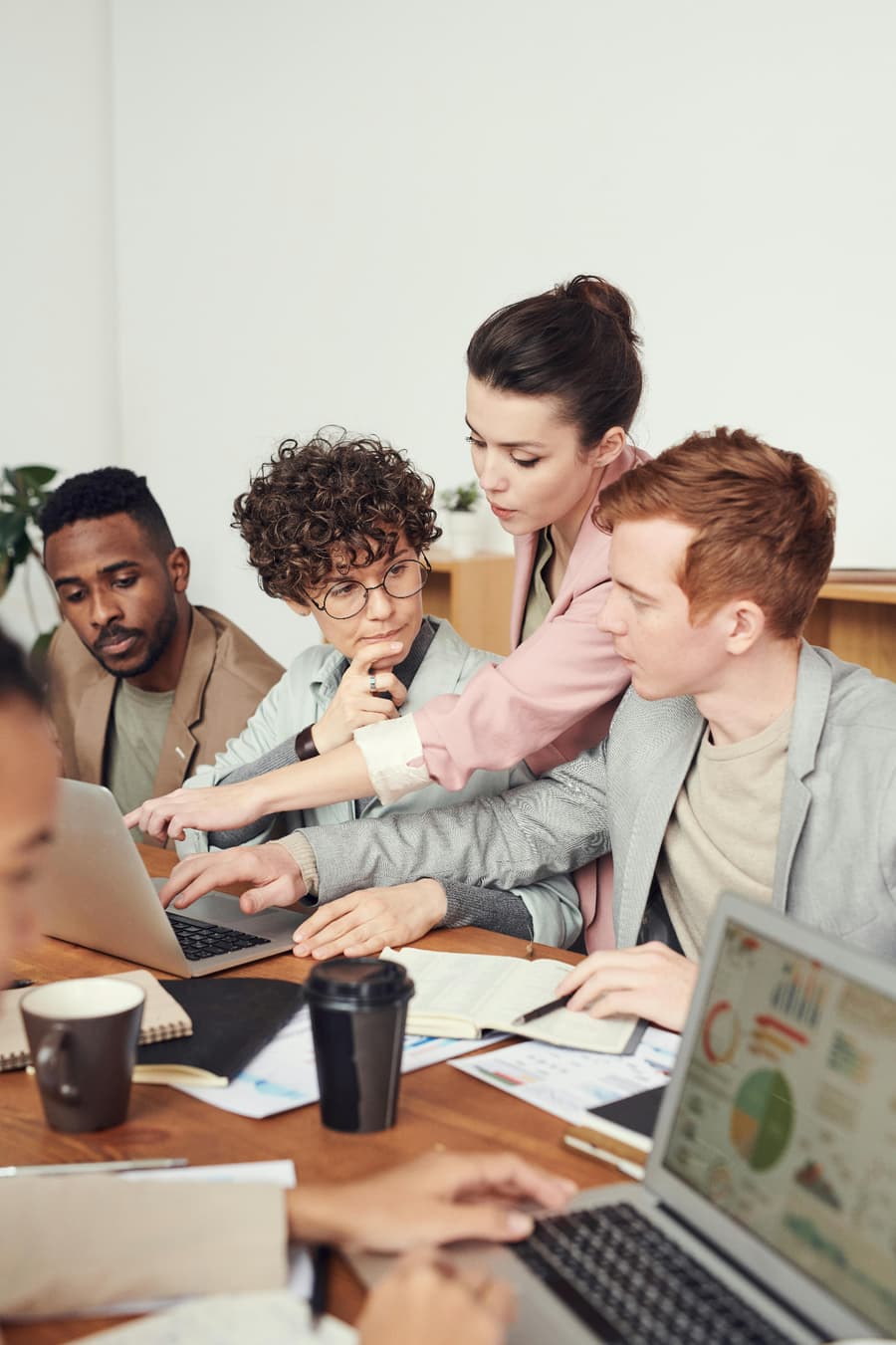 Konzentriertes Arbeiten am Schreibtisch