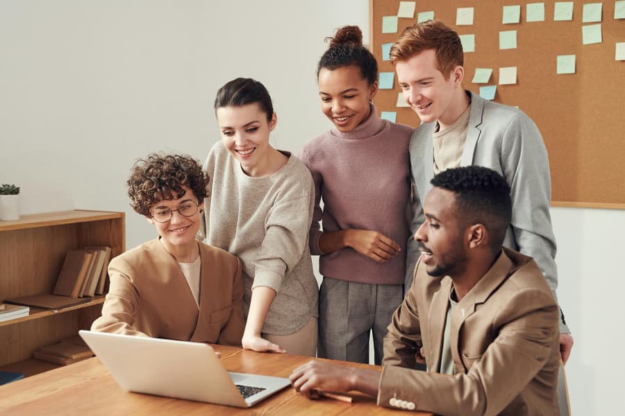 Team in einer offenen Arbeitssitzung